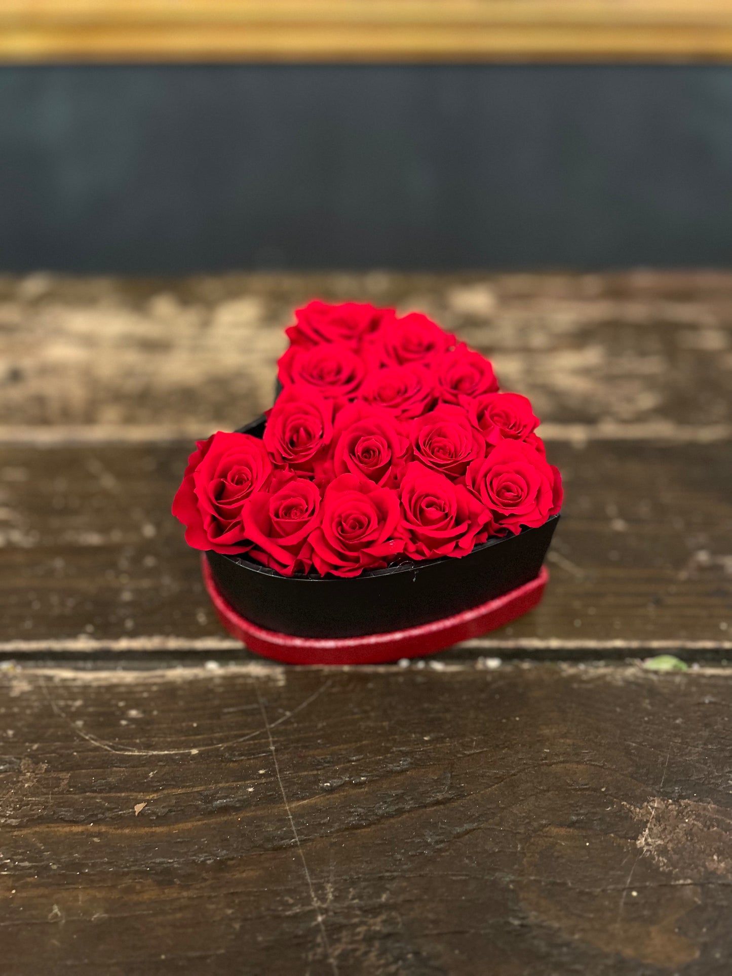 ROYAL HEART FLOWERBOX RED 12 CHERIE ROSES 20CM / 14 CHERIE ROSES 15CM