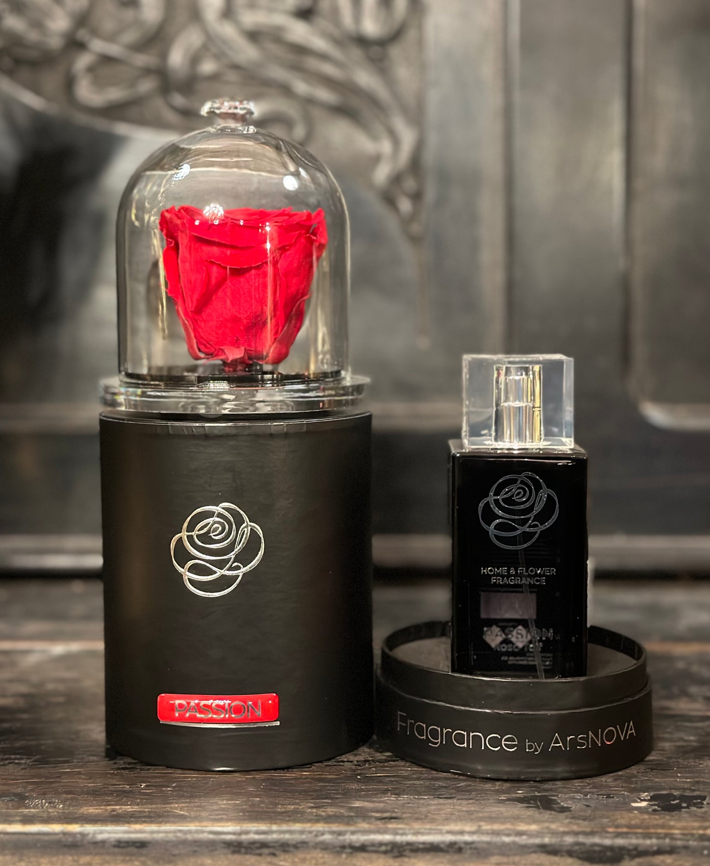 SET DIAMOND ENCHANTED ROSE 10CM PASSION 100ML ROSA TAIF RED/ 10CM ELEGANCE 100ML LEGNO DI LIQUIRIZIA E VETIVER BLACK