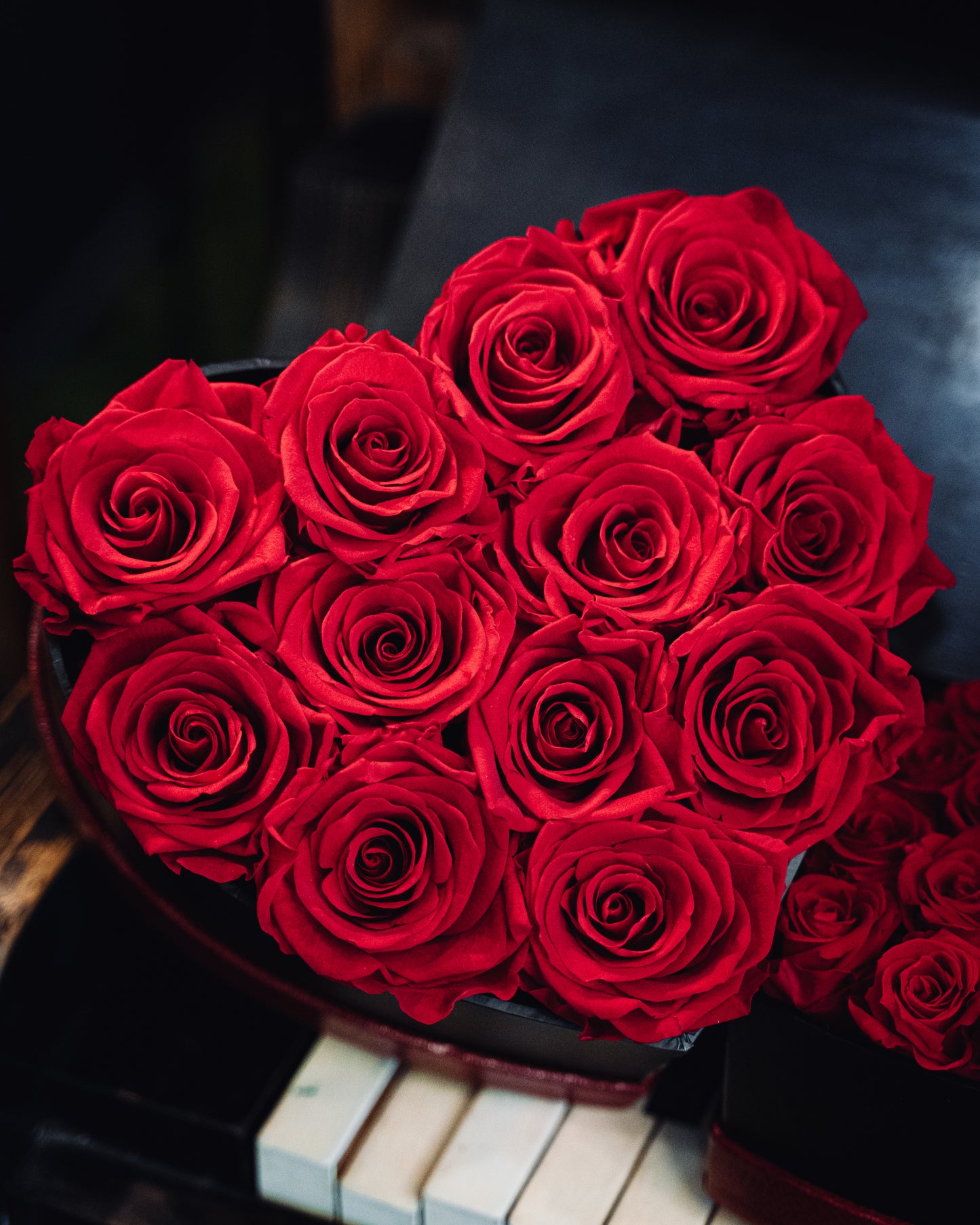 ROYAL HEART FLOWERBOX RED 12 CHERIE ROSES 20CM / 14 CHERIE ROSES 15CM